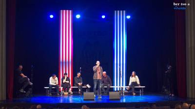 Amets Arzallus. Atzekoei futbol elastikoak banatzen.