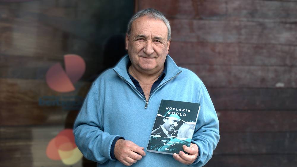 Xabier Berasaluze Leturiak 150 kopla sortako bilduma ondu du