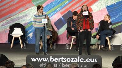 Buruz burukoa. Zortziko txikia. Maddi Ane Txoperena eta Maddalen Arzallus.