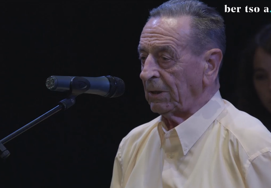 Patxi Etxeberria bertsolaria hil da, 50 urtetik gora plazan ibili eta hainbat belaunaldirekin kantatua