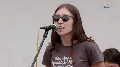 Maddi Ane Txoperena. Habaneran, Enbeitak oinak emanda.