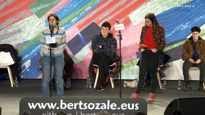 Buruz burukoa. Seiko motza. Maddalen Arzallus eta Maddi Ane Txoperena.