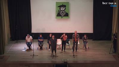 Familia  bereko kideak. Onintza Enbeita, Maddi Ane Txoperena eta Andoni Egaña