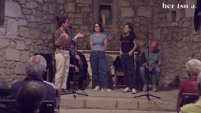 Ezkonberria eta argazkilaria. Nerea Ibarzabal eta Iruri Altzerreka