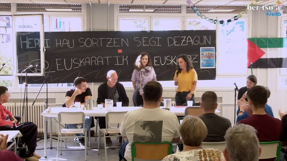 Alaia bertsolaria eta Maialen bere fana. Alaia Martin eta Maialen Lujanbio