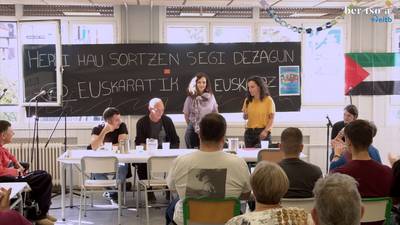 Alaia bertsolaria eta Maialen bere fana. Alaia Martin eta Maialen Lujanbio