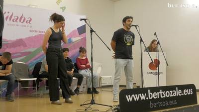 Igogailuan laguntza eske. Joanes Etxebarria eta Haize Lekuona