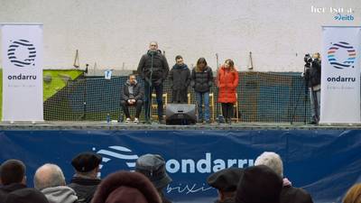 Bizilagunak zarete. Unai Agirre atzekoei