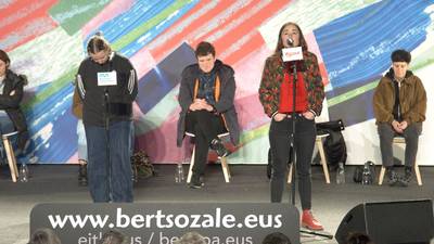 Hamarreko txikia. Elixabet Etxandi eta Maddi Ane Txoperena.