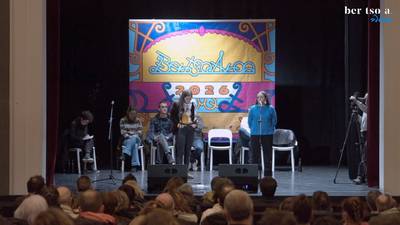 Irakurle amorratua eta laguna. Aroa Arrizubieta eta Maddi Ane Txoperena