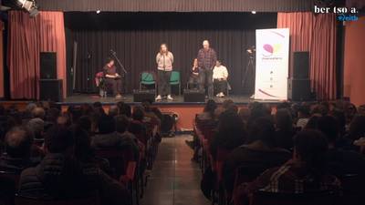 Maxixatzeneko kidea igarlearengana. Eneritz Artetxe eta Andoni Egaña.