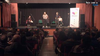 Literatura lehiaketan lana AAk sortu duenaren susmoa. Eneritz Artetxe eta Maialen Lujanbio.