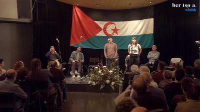 Hiru ordu Maiderren zain Saharan hurrengo Herrira kotxez joateko. Maider Arregi eta Joanes Illarregi.