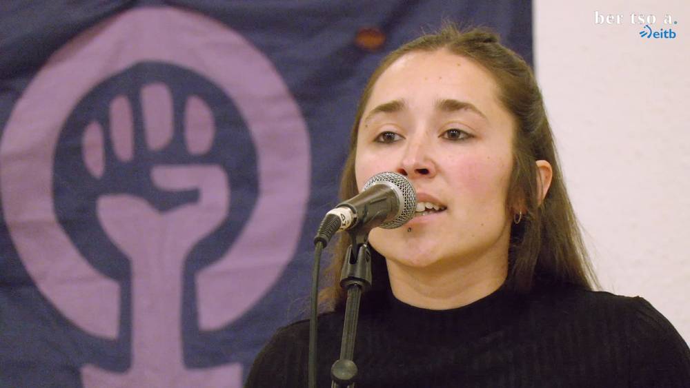 Eskola-jazarpenagatik bere buruaz beste egin duen 17 urteko neskatoaren albistea jaso duzu. Maddi Ane Txoperena