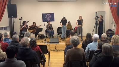 Pisukide egin zareten lagunak zuen etxe berrira sartu eta aurrekoen gauzez beteta. Aissa Intxausti eta Maddi Ane Txoperena.