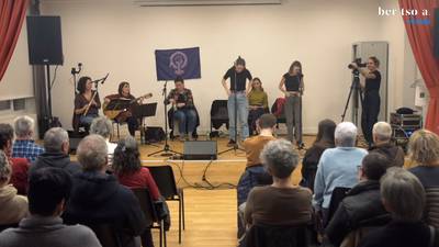 Umetako gelakideak, gaur pistola bat hartu eta bankuko leihatilatik horrela esan dizu Aissak "Ai Maddi Ane ze fuertea hau". Aissa Intxausti eta Maddi Ane Txoperena.