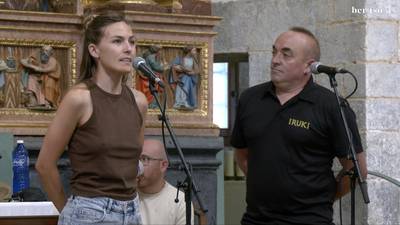 Hondartzara joateko bi modu. Nerea Ibarzabal eta Iker Zubeldia