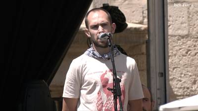 Donostia, afari solidarioei esker jan izan duen pertsona. Bakarka. Unai Anda