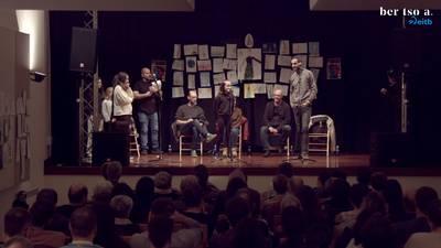 Bertso eskolako gaztetxoak puntua jartzen. Denak.