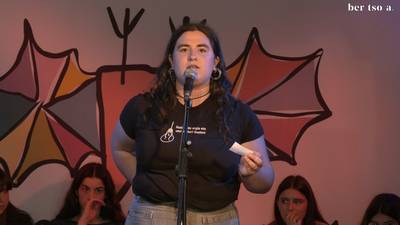 Lau oinak emanda. Kattin Madariaga.