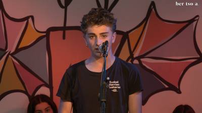 Lau oinak emanda. Enaitz Zestau.