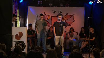 Institutuko bi garbitzaile. Ekain Telletxea eta Enaitz Zestau.