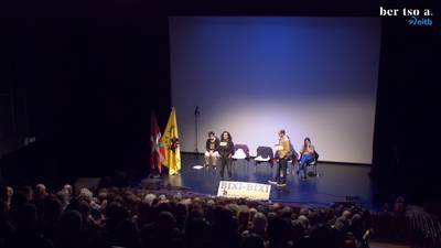 Donibaneko inauterietako mozorro onenaren saria. Maialen Lujanbio eta Sustrai Colina.