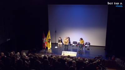 Katakrak liburu dendako langilea eta etxegabea. Sustrai Colina eta Maddi Ane Txoperena.